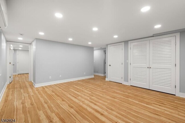 Building Photo - 44 Linden St