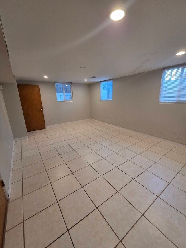 Building Photo - Stylishly Updated and Super Spacious 1-Bed...