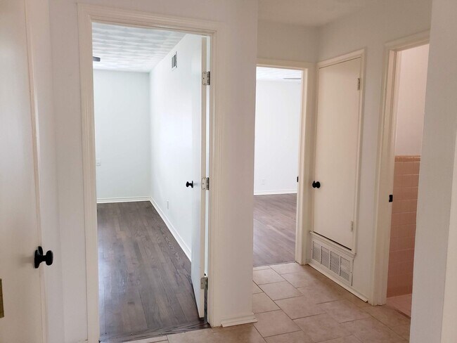 Building Photo - 2 Bedroom, 2 Bath Duplex in Lochwood