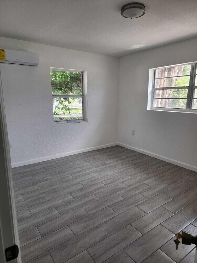 Building Photo - 1375 NE 147th St