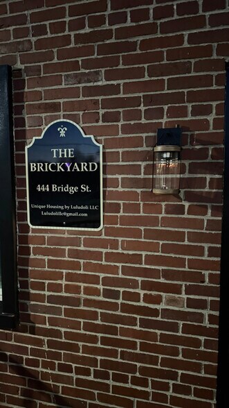 Building Photo - 444 Bridge St