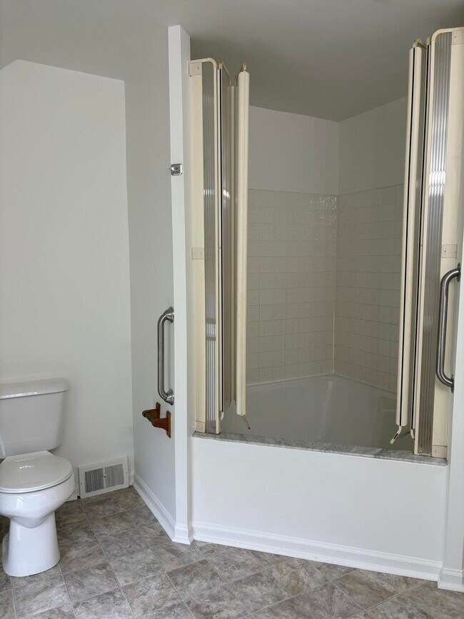 Building Photo - 201 Oak St