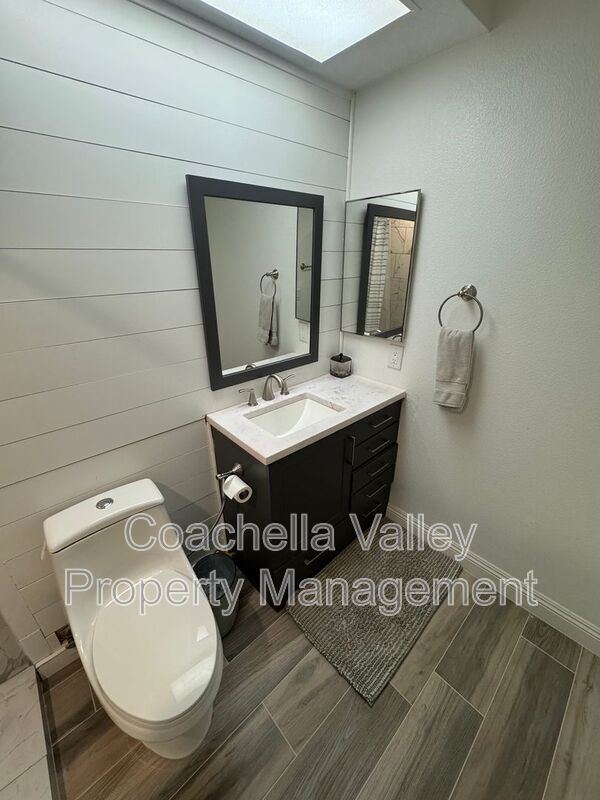 Building Photo - 289 Vista Royale Cir W
