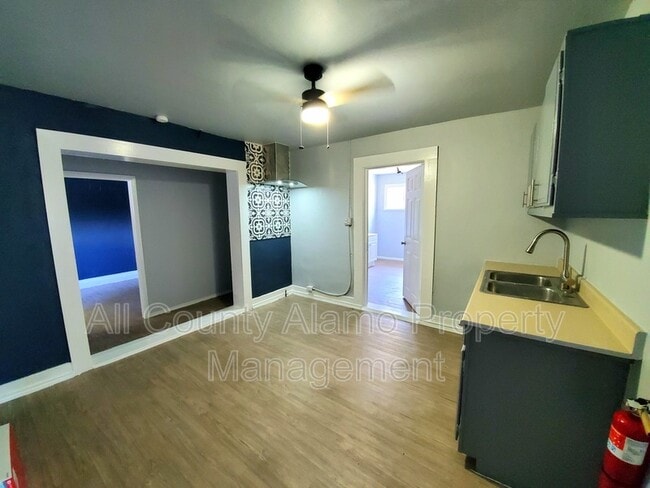 Building Photo - 1327 Quintana Rd