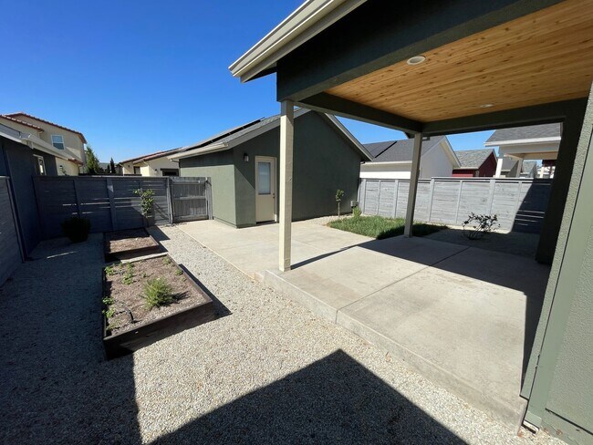 Building Photo - Chico Home for rent, 3 bed 2 bath, garage,...