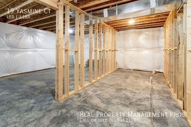 Building Photo - 19 Yasmine Ct