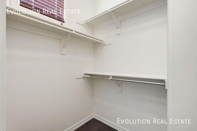 Building Photo - 3287 S Cottonwood Dr