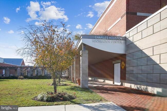 Building Photo - 221 S Fayette St