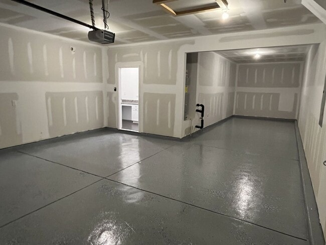 Building Photo - Large, Newer 4 Bedroom + Office and Loft i...
