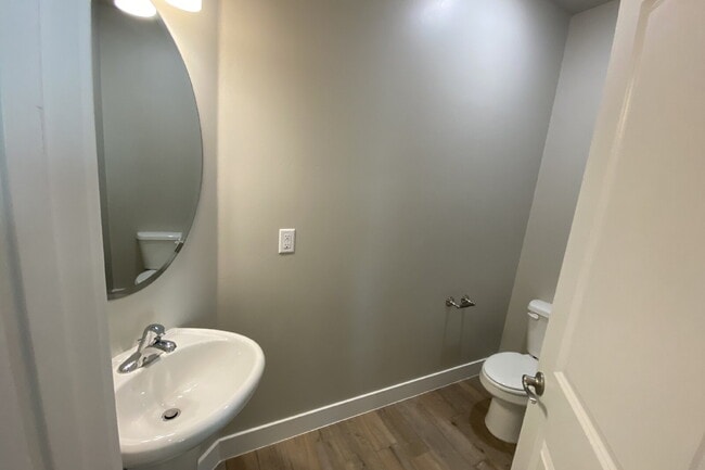 Building Photo - "Spacious 4-Bed Townhouse Oasis with 2.5 Baths in Scenic Hurricane, UT!"