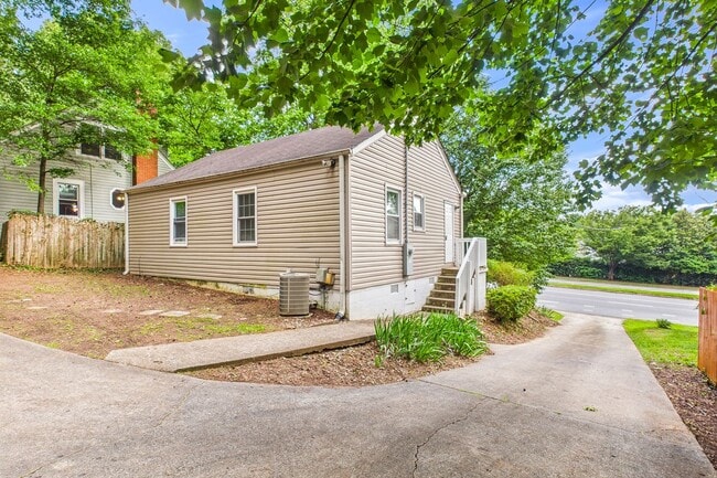 Building Photo - Adorable Home, Harwood Floors and Convenie...