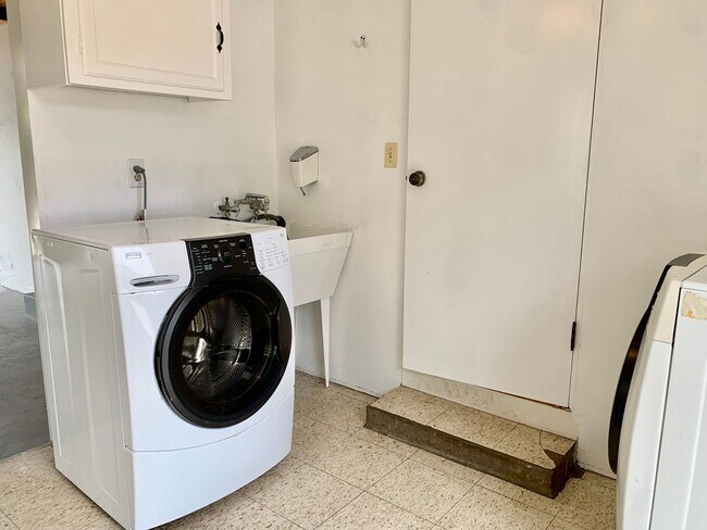 Building Photo - La Mesa - 3 Bedroom/2 bath House PLUS Detached Bonus Room, Garage and W/D