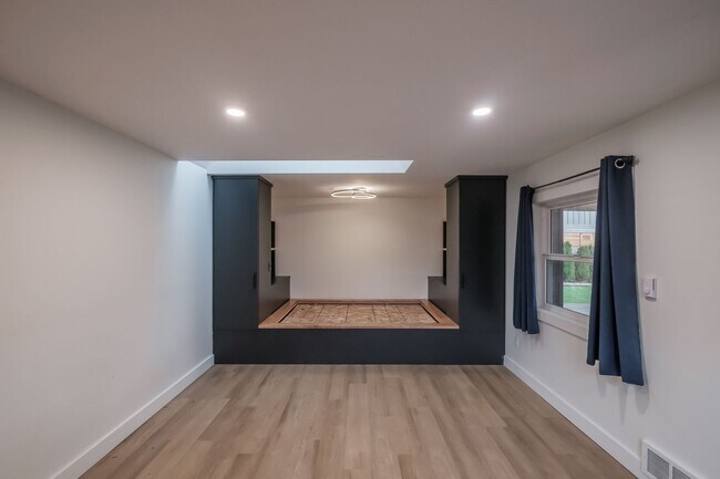 Building Photo - Charming 3-Bed 2 Bath Home with Spectacula...
