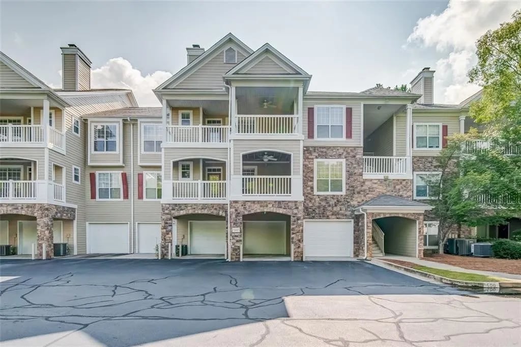 Top Floor With Patio - 534 Sandringham Dr