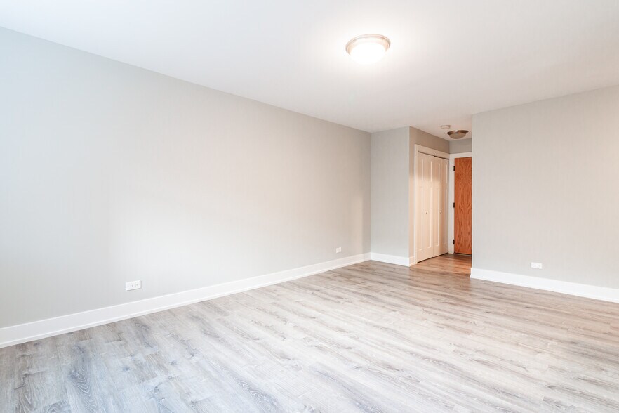 Building Photo - 525 W Surf St