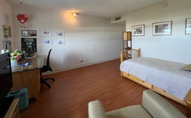 Building Photo - 800 NE 195th St