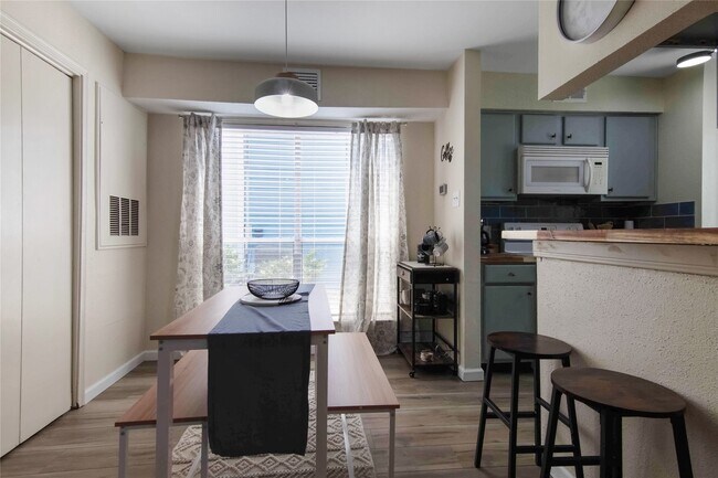 Building Photo - 3506 Cove View Blvd
