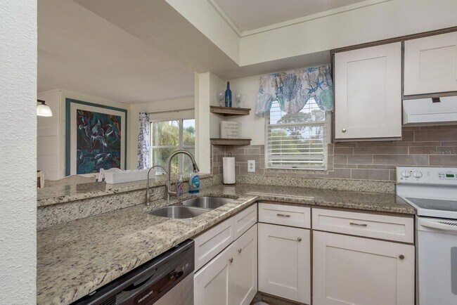 Building Photo - 5557 Sea Forest Dr
