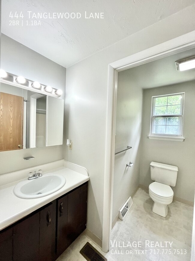 Building Photo - 444 Tanglewood Ln