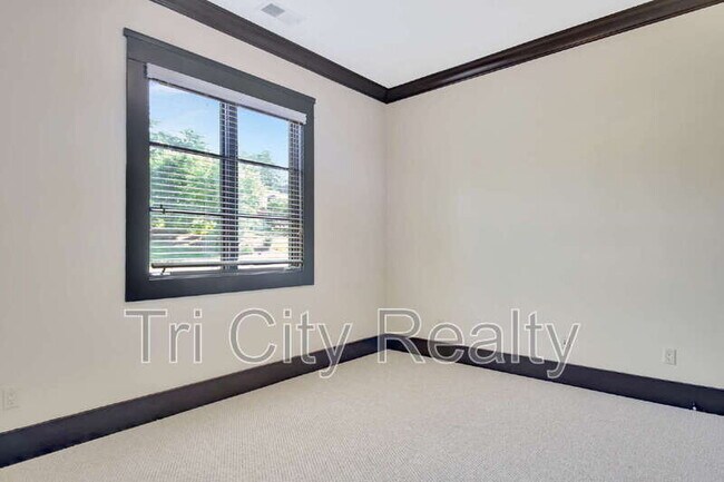 Building Photo - 250 Moss Creek Walk