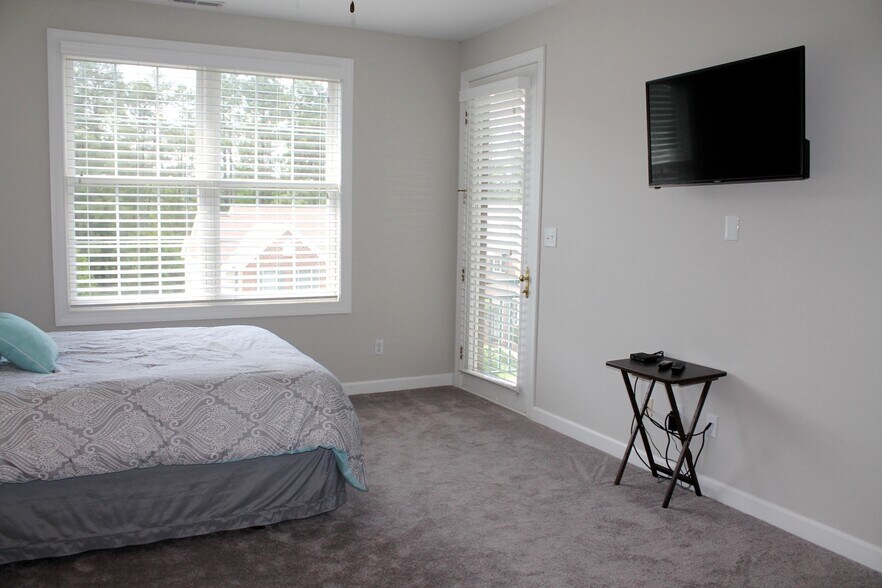 Building Photo - 2137 Creswell Dr