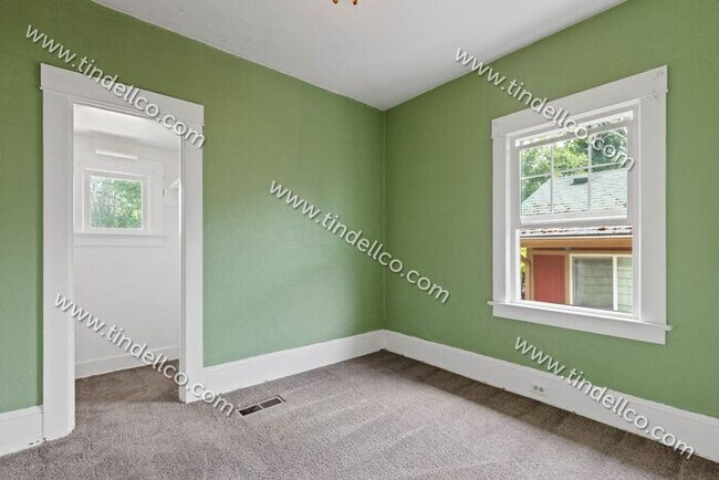 Building Photo - Pet FRIENDLY 4 bedroom 2 bathroom home loc...