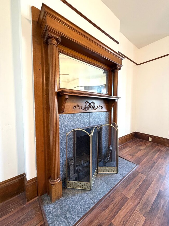 Building Photo - 4 Bed 1.5 Bath Victorian Style Single Fami...