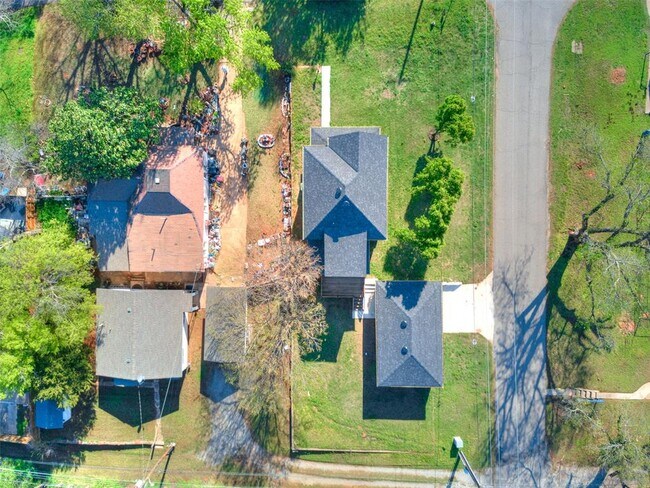 Building Photo - 801 N Ash St