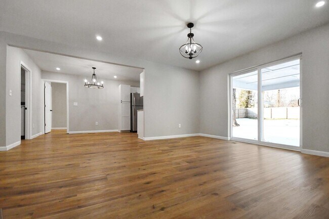 Building Photo - Pet Friendly Three Bedroom!