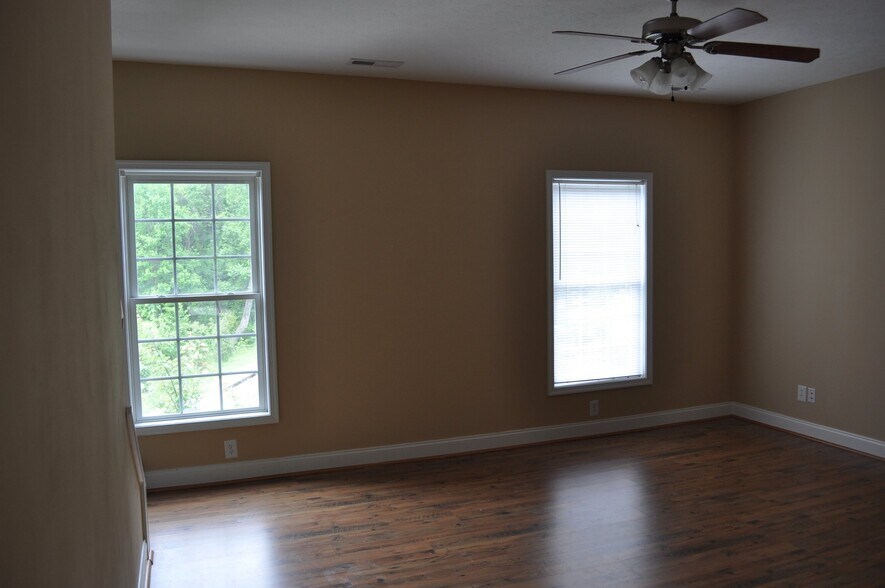 Building Photo - 2009 Lakeside Dr