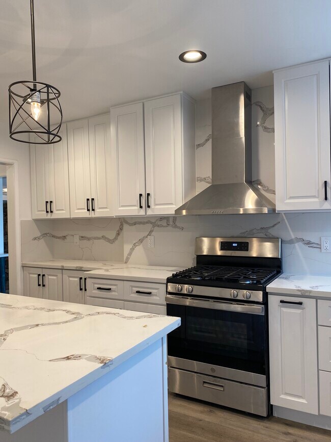 Bright airy cooks kitchen with lots of countertop space - 17423 Burbank Blvd