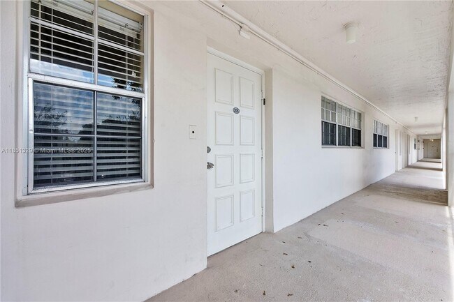Building Photo - 3351 S Palm Aire Dr