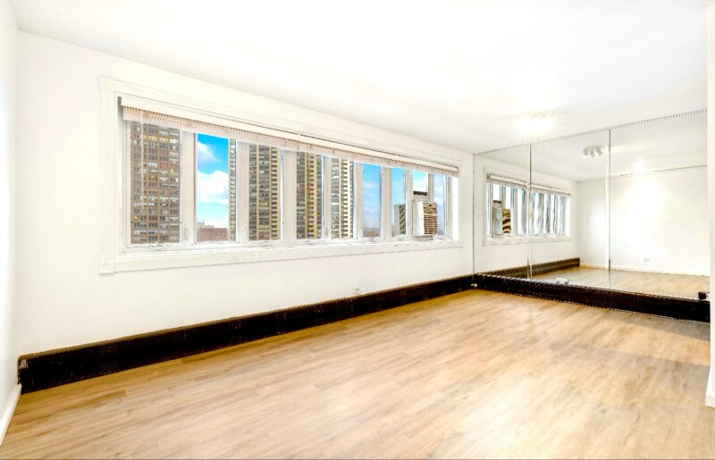 Building Photo - 700 W Bittersweet Pl