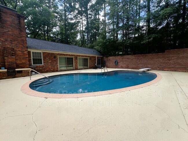 Building Photo - 3316 Cliffdale Rd