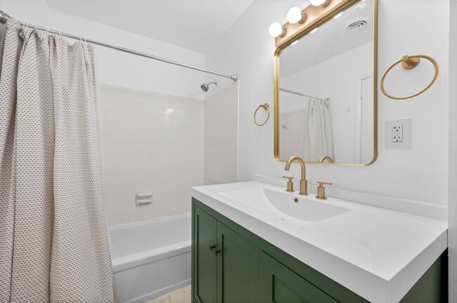 Building Photo - Awesome 2BE/1.5BA duplex in fantastic loca...