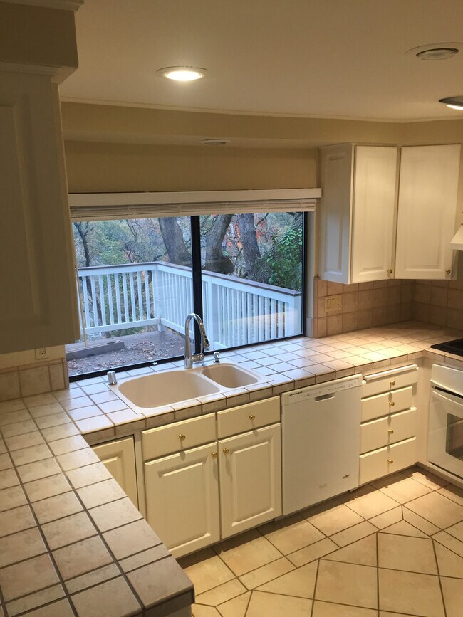 Building Photo - 110 Rock Ravine Ct