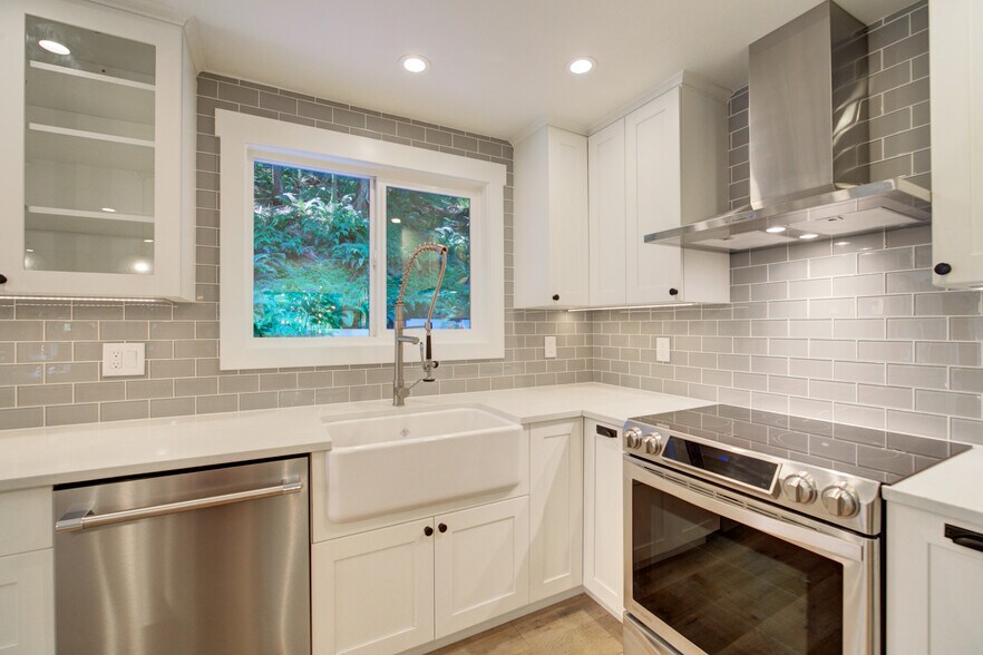 Building Photo - 135 221st Ave NE