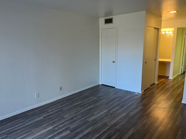 Building Photo - CONDOMINUM - OAK CREEK ESTADOS-VILLAGE OF ...