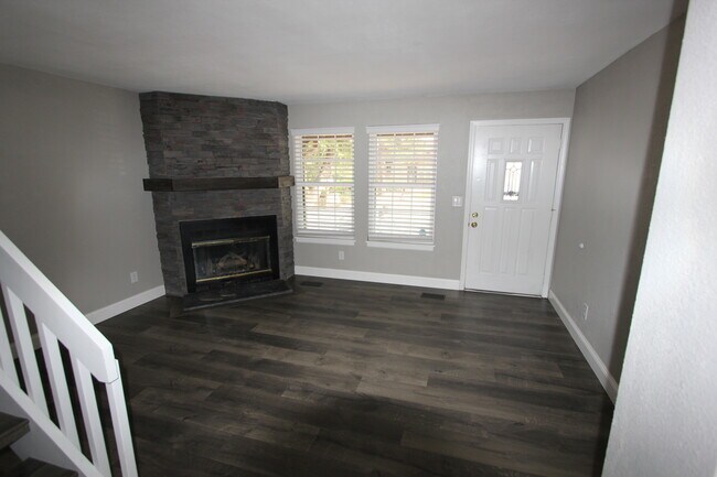 Building Photo - 6613 Warbler Ln