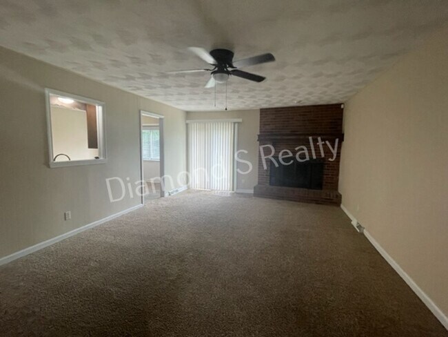 Building Photo - 4 Bedroom Home Available Now! Southwest Springfield!