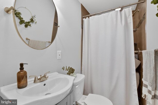 Building Photo - 2216 Almond St