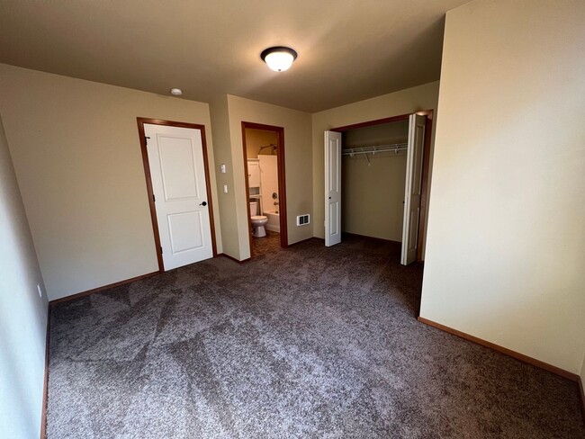 Building Photo - Spacious 2 Bed 2.5 Bath Townhome with Atta...