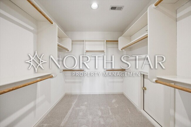 Building Photo - 2055 Ridge Pointe Dr