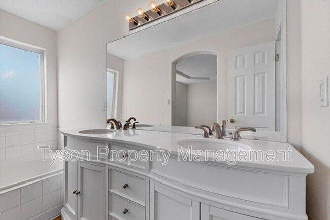 Building Photo - 6605 Ventana Hills Rd NW