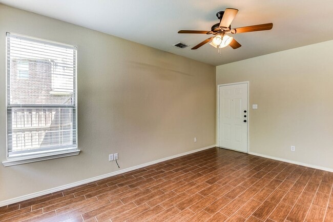 Building Photo - NICE 3 BEDROOM 2.5 BATH TOWNHOUSE LOCATED ...