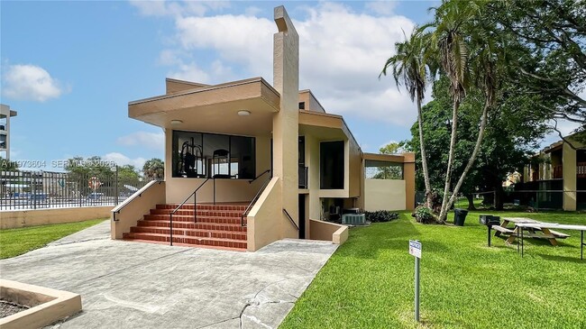 Building Photo - 8889 Fontainebleau Blvd