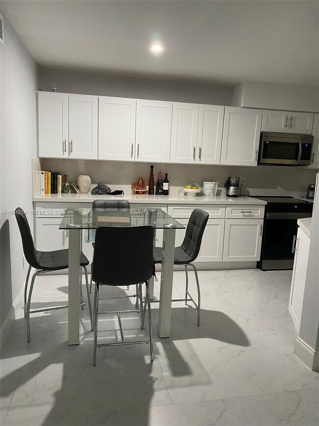 Building Photo - 833 Riverside Dr