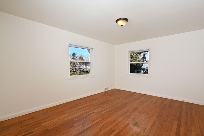 Building Photo - 3 Bedroom Home in Rainer Beach - Beautiful view over Lake Washington