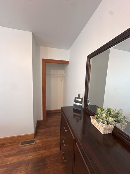 Building Photo - 303 N Delphine Ave