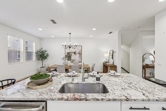 Building Photo - Beautiful Corner-Unit Townhome Near Downtown – 4 Bed | 3 baths